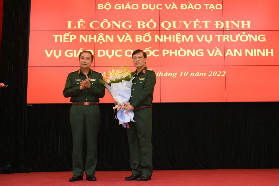 Thượng tướng Phùng Sĩ Tấn tặng hoa chúc mừng Thiếu tướng Trần Ngọc Thanh. Thượng tướng Phùng Sĩ Tấn tặng hoa chúc mừng Thiếu tướng Trần Ngọc Thanh.