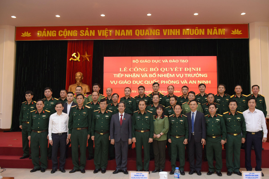 Các đại biểu chụp ảnh lưu niệm tại buổi lễ. Các đại biểu chụp ảnh lưu niệm tại buổi lễ.