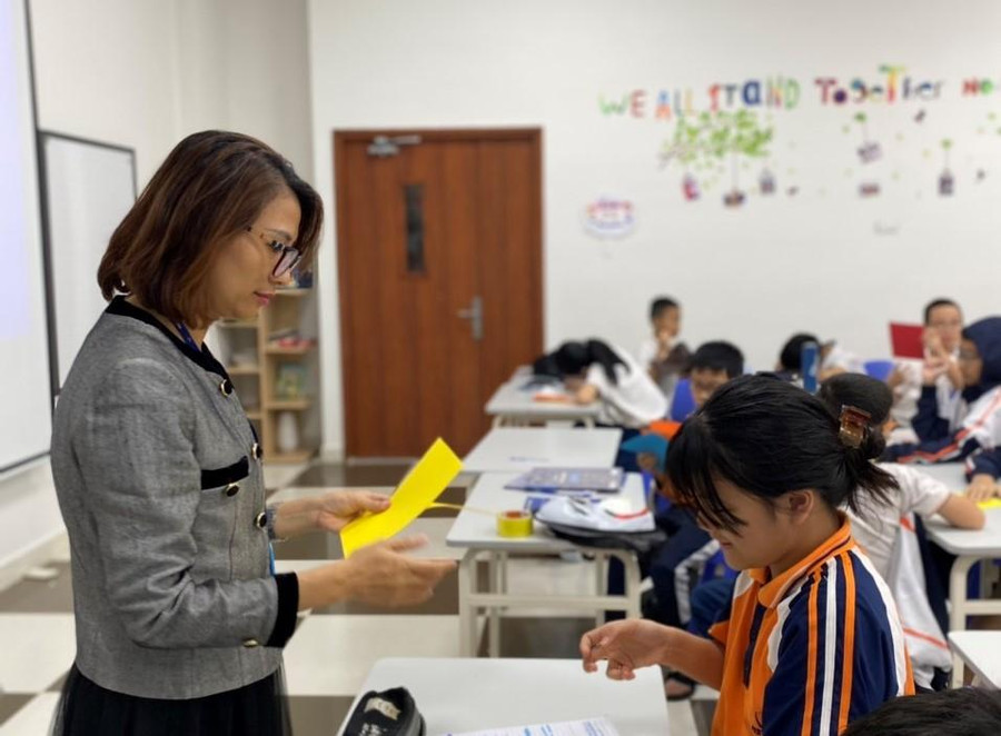 Cô Nguyễn Thị Thanh Huyền trong giờ dạy kỹ năng sống cho học sinh Trường Trung học Phenikaa (Hà Nội). Cô Nguyễn Thị Thanh Huyền trong giờ dạy kỹ năng sống cho học sinh Trường Trung học Phenikaa (Hà Nội).