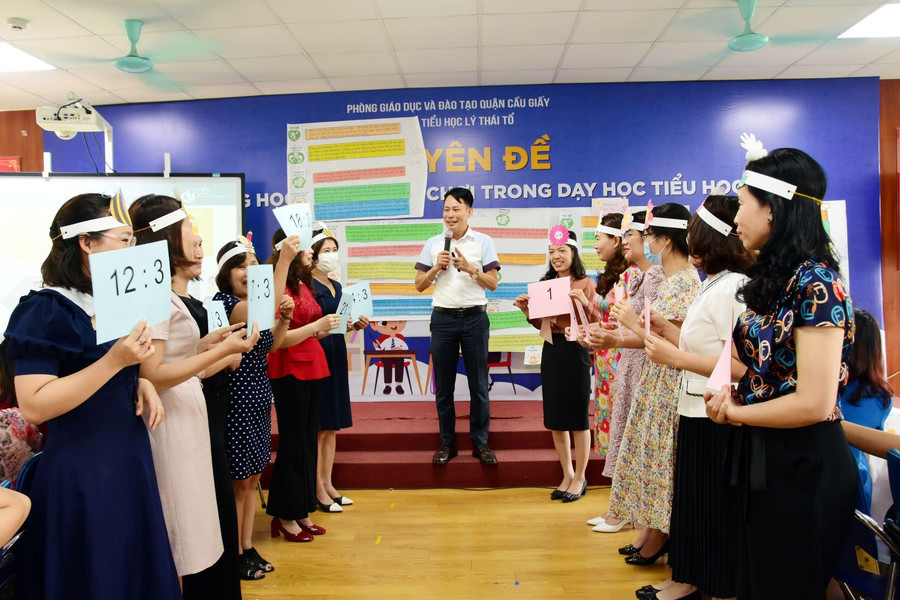 PGS.TS Phó Đức Hòa tập huấn về phương pháp học thông qua chơi cho cán bộ quản lý, giáo viên 25 trường trên địa bàn quận Cầu Giấy, Hà Nội. PGS.TS Phó Đức Hòa tập huấn về phương pháp học thông qua chơi cho cán bộ quản lý, giáo viên 25 trường trên địa bàn quận Cầu Giấy, Hà Nội.