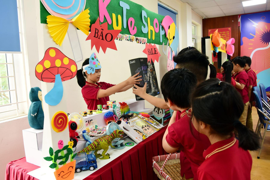 Học sinh tập là người tiêu dùng thông thái trong tiết học Hoạt động trải nghiệm. Học sinh tập là người tiêu dùng thông thái trong tiết học Hoạt động trải nghiệm.