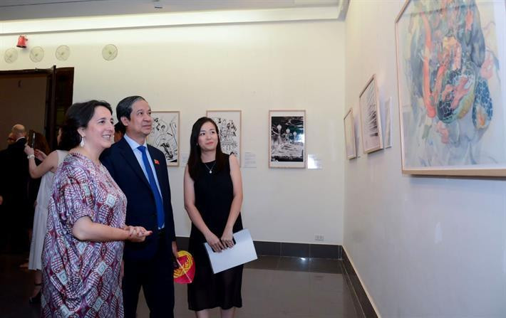 Bộ trưởng Nguyễn Kim Sơn và Đại sứ Tây Ban Nha tại Việt Nam Maria Del Pilar tham quan triển lãm mỹ thuật “Thế giới cần nữ siêu anh hùng”. Bộ trưởng Nguyễn Kim Sơn và Đại sứ Tây Ban Nha tại Việt Nam Maria Del Pilar tham quan triển lãm mỹ thuật “Thế giới cần nữ siêu anh hùng”.
