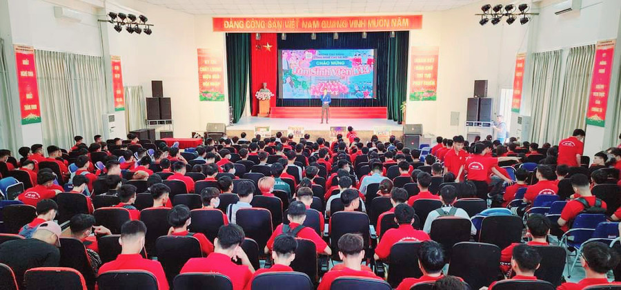 Sinh viên Trường Cao đẳng Công nghệ cao Hà Nội nhập học. Ảnh: NT