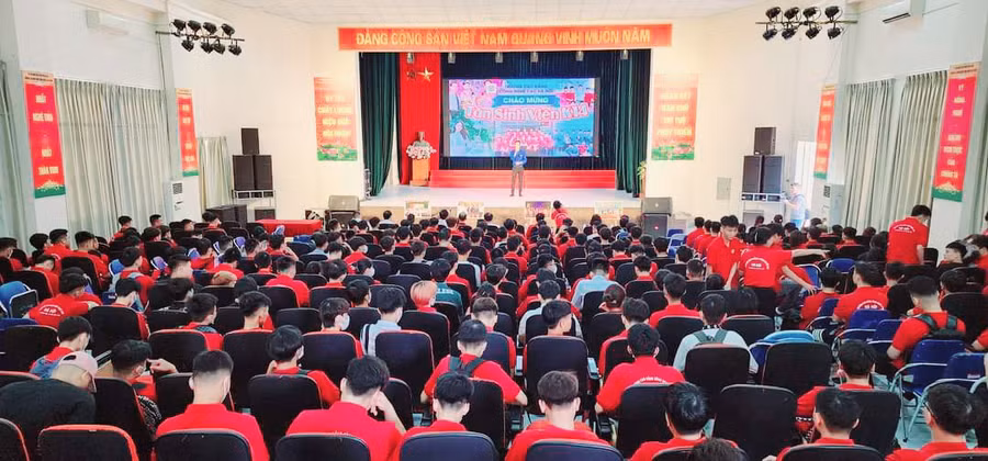 Sinh viên Trường Cao đẳng Công nghệ cao Hà Nội nhập học. Ảnh: NT