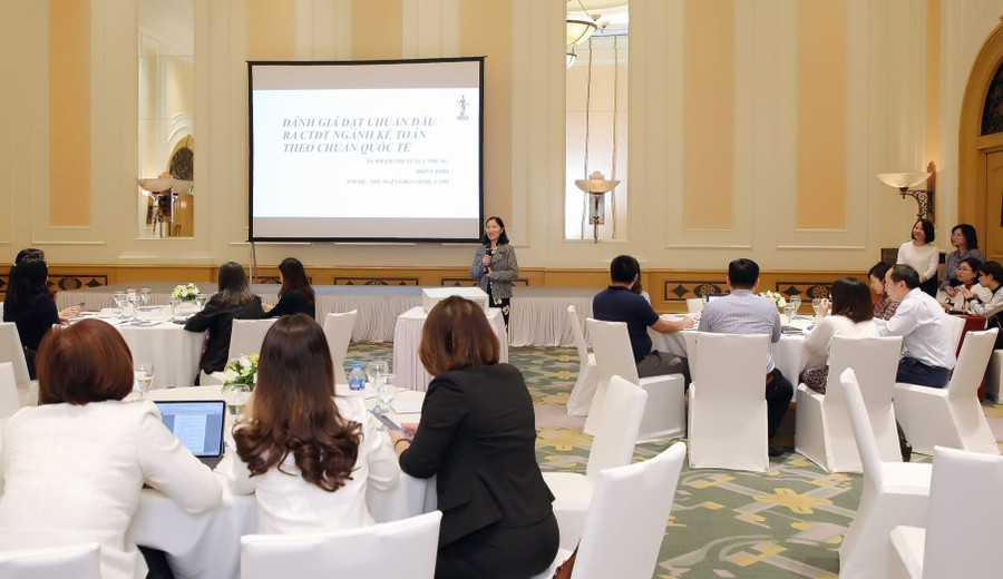 TS Phạm Thị Tuyết Nhung tham gia tập huấn đánh giá mức độ đạt được chuẩn đầu ra theo kinh nghiệm quốc tế cho các chương trình đào tạo kế toán của Việt Nam. Ảnh: NVCC