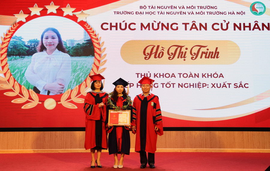 PGS.TS Hoàng Anh Huy trao bằng tốt nghiệp và chúc mừng Hồ Thị Trinh. PGS.TS Hoàng Anh Huy trao bằng tốt nghiệp và chúc mừng Hồ Thị Trinh.