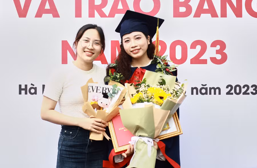 Hồ Thị Trinh (bên phải) hân hoan trong ngày lễ tốt nghiệp.