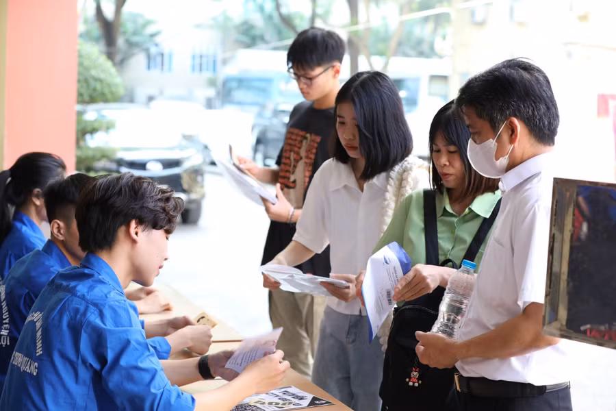 Thí sinh đến làm thủ tục nhập học tại Trường Đại học Thủy lợi (Hà Nội). Ảnh: INT