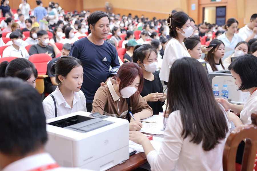 Thí sinh đến nhập học trực tiếp đợt 1 tại Trường ĐH Công nghiệp Dệt May Hà Nội. Ảnh: NTCC Thí sinh đến nhập học trực tiếp đợt 1 tại Trường ĐH Công nghiệp Dệt May Hà Nội. Ảnh: NTCC