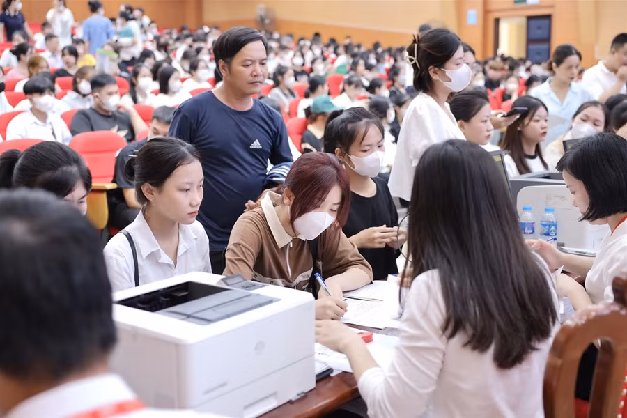 Thí sinh đến nhập học trực tiếp đợt 1 tại Trường ĐH Công nghiệp Dệt May Hà Nội. Ảnh: NTCC