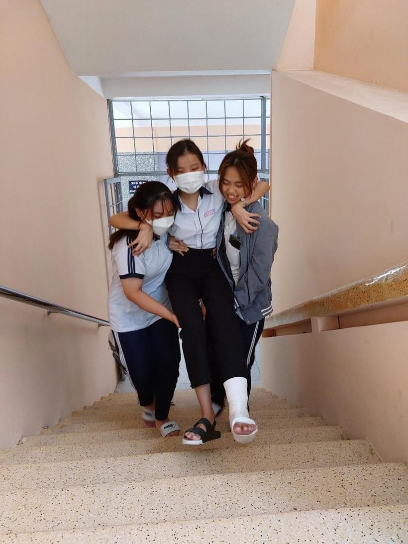 Thí sinh Thúy Hằng được bạn hỗ trợ đến phòng thi.