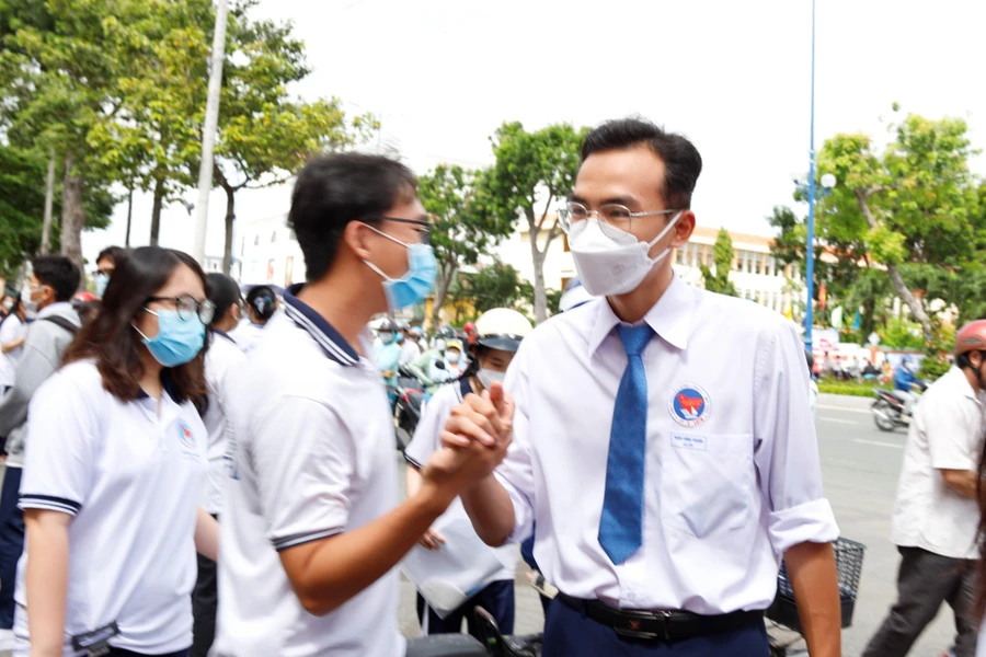 Thí sinh hoàn thành bài thi Ngữ văn