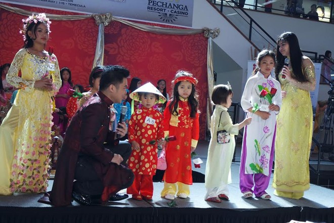 Đây là lần đầu tiên nhiều bé đứng trước sân khâu nên vẫn còn e ngại. Người dẫn chương trình đã tới gần các thí sinh nhí để hỗ trợ các bé trong màn thi vấn đáp, trong khi khán giả khích lệ các em bằng những tràng vỗ tay giòn giã. MC của chương trình giúp thí sinh nhí