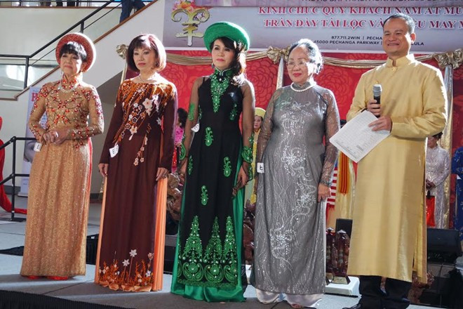 4 thí sinh xuất sắc nhất của nhóm D, gồm các cô, bác trên 50 tuổi, lọt vào vòng phỏng vấn. Không chỉ sở hữu vẻ đẹp mặn mà, các thí sinh nhóm D còn thể hiện kiến thức uyên sâu qua màn đối đáp với ban giám khảo. Người Việt ở Mỹ tổ chức cuộc thi áo dài đón Tết