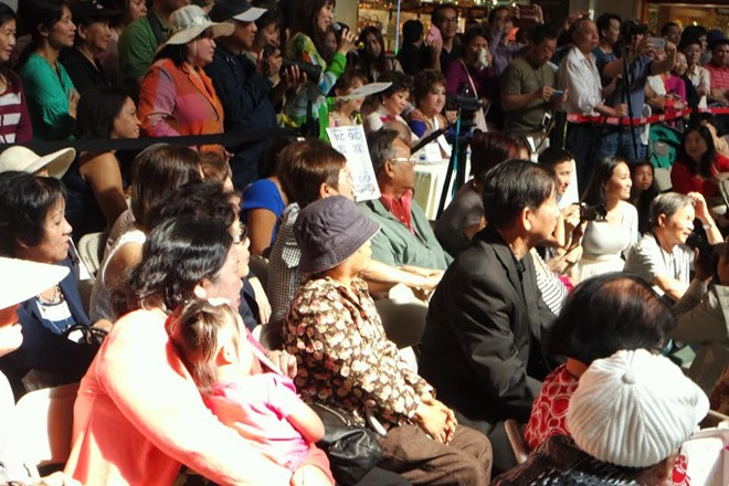 Khán giả ngồi kín trước sân khấu từ lúc cuộc thi bắt đầu và tới khi kết thúc. Cuộc thi trình diễn áo dài truyền thống trước Tết Nguyên Đán là một nét đẹp trong đời sống của bà con Việt kiều, đồng thời là sự kiện duy trì và phát huy bản sắc dân tộc. Khán giả ngồi kín trước sân khấu từ lúc cuộc thi bắt đầu và và ở lại cho tới lúc chương trình kết thúc lúc