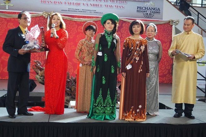 Hai thí sinh nhóm D chiến thắng trong hạng mục áo dài đẹp nhất và ứng xử khéo nhất bước lên phía trước nhận giải. a