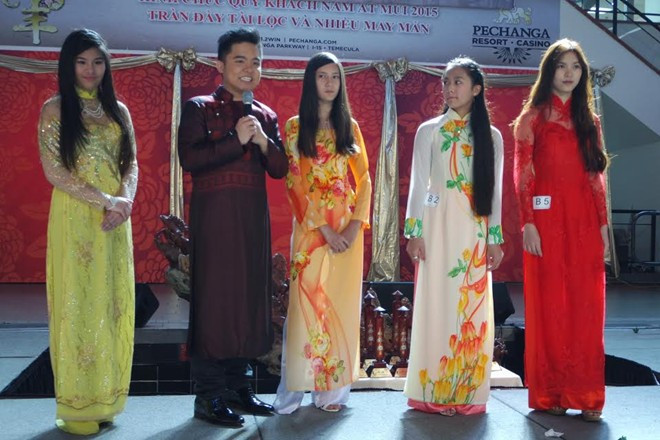 Phần thi trang phục truyền thống của thí sinh nhóm B, tuổi từ 12 đến 17, cũng rất thú vị. Sau màn trình diễn áo dài, các thí sinh cũng bắt đầu màn thi ứng xử để tìm ra người xuất sắc nhất. Người Việt ở Mỹ tổ chức cuộc thi áo dài đón Tết