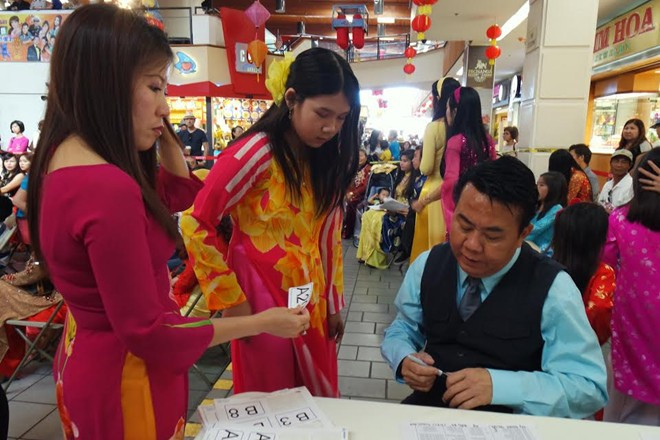 Cuộc thi trình diễn áo dài truyền thống nhân dịp xuân Ất Mùi vừa diễn ra tại khu thương xá Phước Lộc Thọ (quận Cam) hôm 14/2. Sự kiện thu hút sự tham gia và theo dõi của đông đảo bà con người Việt. Trước khi cuộc thi bắt đầu, các thí sinh tới gặp ban tổ chức để xác nhận tên và lấy số báo danh. a