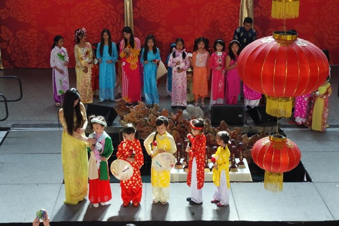 Nhóm thí sinh nhỏ tuổi (nhóm A) chia thành 5 tốp nhỏ, xúng xính trong bộ áo dài sặc sỡ. Các bé lần lượt trả lời câu hỏi do ban giám khảo đặt ra. Thí sinh được chia thành nhóm nhõ 5 thí sinh mỗi nhóm đễ lần lượt trả lời câu hỏi của BGK .