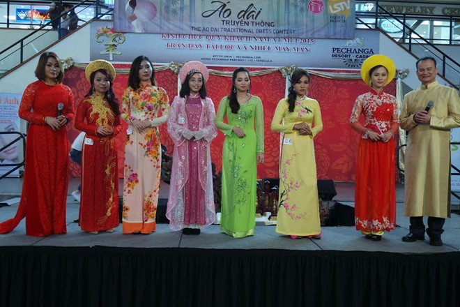 Các thí sinh nhóm C từ 30 đến 49 tuổi thướt tha trong bộ áo dài truyền thống. Đây là năm thứ 3 cộng đồng người Việt ở Little Saigon tổ chức cuộc thi trình diễn áo dài nhân dịp Tết cổ truyền. Người Việt ở Mỹ tổ chức cuộc thi áo dài đón Tết