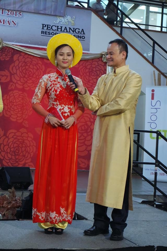 Một thí sinh thuộc nhóm C trả lời câu hỏi của ban giám khảo. Không khí vui tươi và mang đậm nét cổ truyền lan tỏa khắp khán phòng. Một thí sinh thuộc nhóm