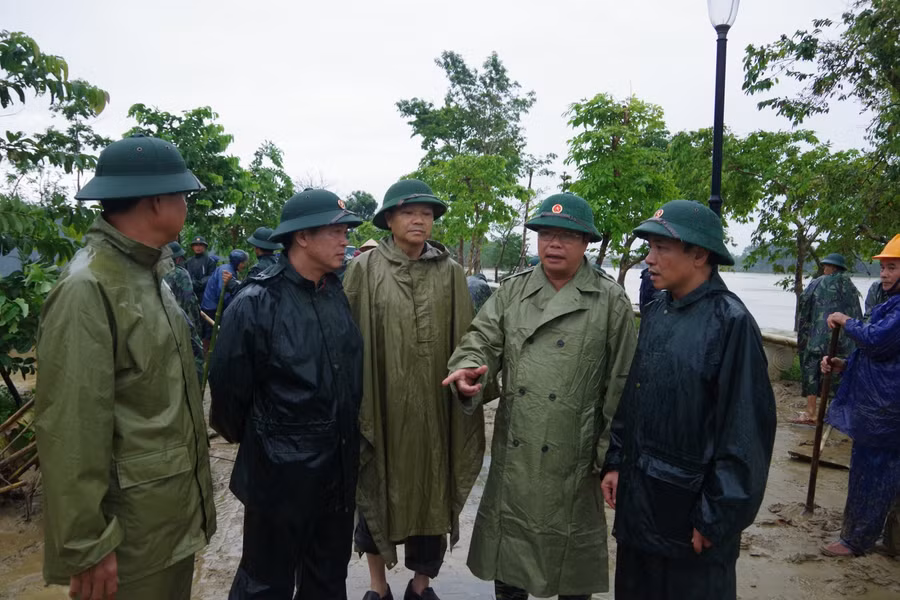 "Bóng áo xanh" góp sức dọn quang bùn đất sau lũ lụt ảnh 1