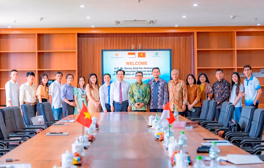 Quang cảnh buổi làm việc giữa đoàn Đại sứ Indonesia tại Việt Nam với Trường ĐH Kiên Giang.