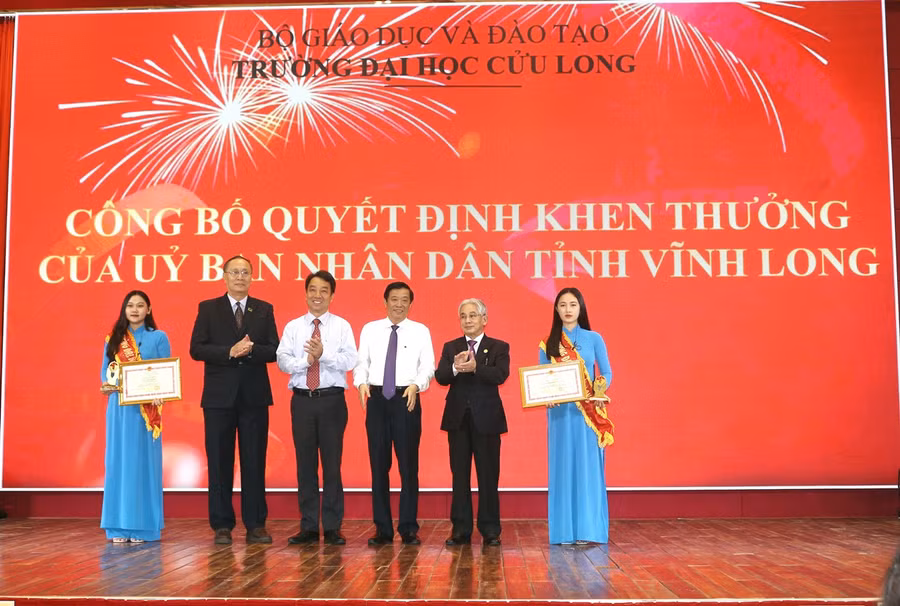 UBND tỉnh Vĩnh Long tặng bằng khen cho tập thể có thành tích xuất sắc trong công tác đào tạo sau đại học Trường ĐH Cửu Long.