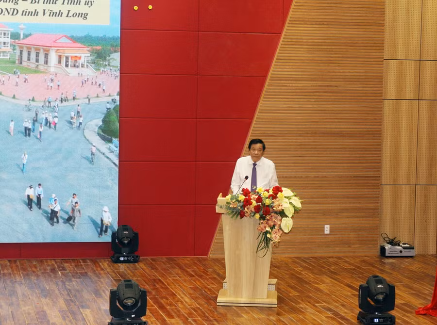 Ông Bùi Văn Nghiêm, Bí thư Tỉnh ủy Vĩnh Long phát biểu tại buổi lễ.