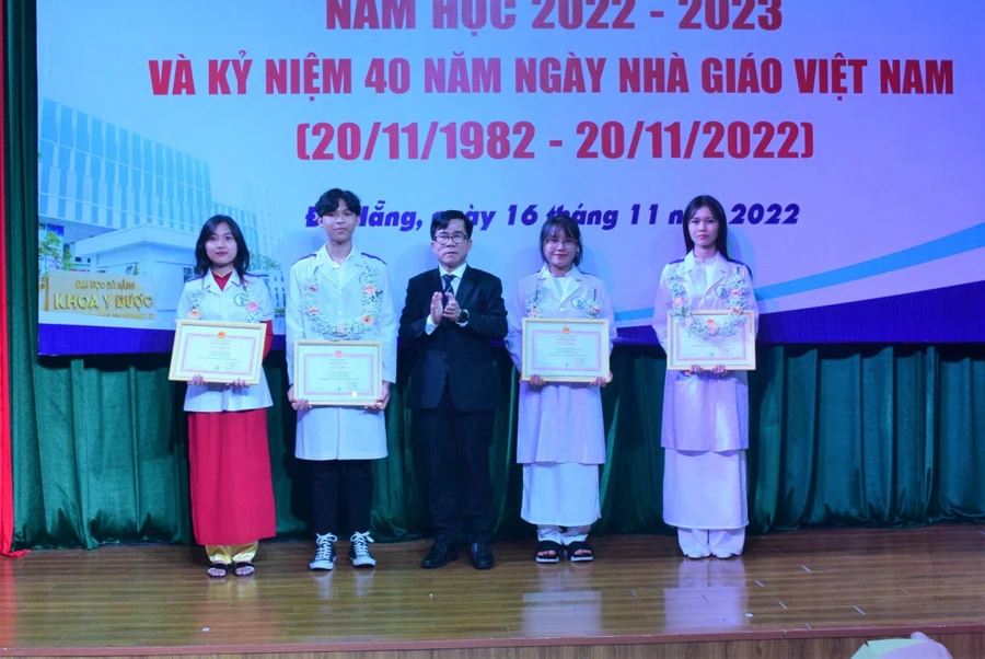 Khen thưởng cho 4 thủ khoa các ngành kỳ tuyển sinh năm 2022