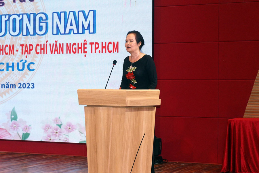 Nhà văn Trịnh Bích Ngân - Chủ tịch Hội nhà văn TPHCM phát biểu tại buổi lễ. Nhà văn Trịnh Bích Ngân - Chủ tịch Hội nhà văn TPHCM phát biểu tại buổi lễ.
