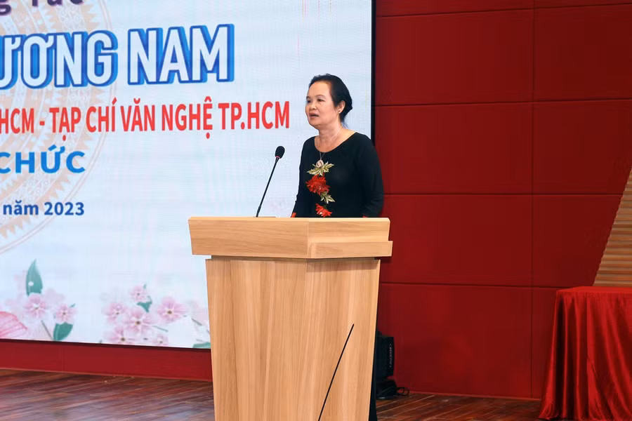 Nhà văn Trịnh Bích Ngân - Chủ tịch Hội nhà văn TPHCM phát biểu tại buổi lễ.