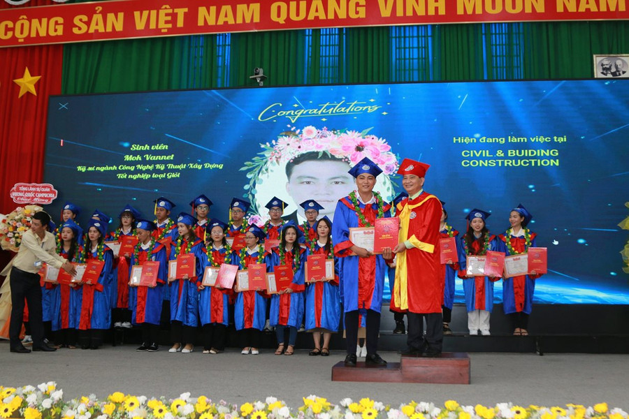 Sinh viên quốc tế nhận bằng tốt nghiệp đại học. Sinh viên quốc tế nhận bằng tốt nghiệp đại học.