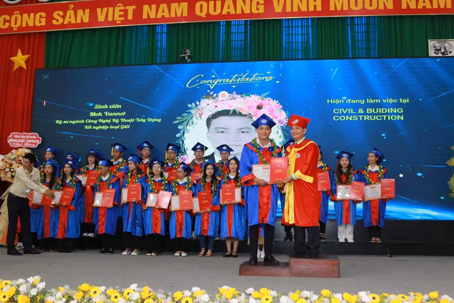 Sinh viên quốc tế nhận bằng tốt nghiệp đại học.