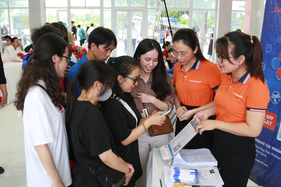 Sinh viên Trường ĐH Kiên Giang tham dự Ngày hội việc làm. Sinh viên Trường ĐH Kiên Giang tham dự Ngày hội việc làm.