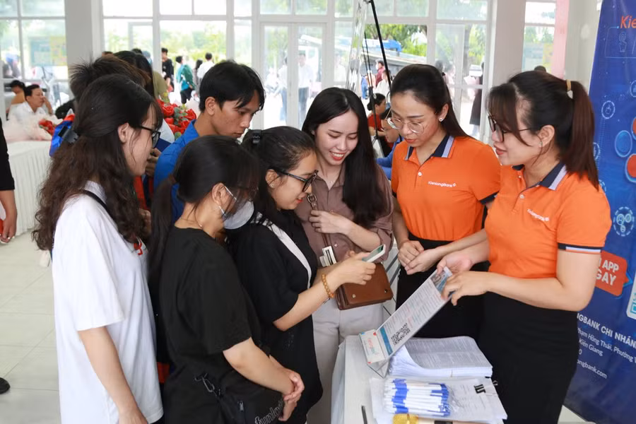 Sinh viên Trường ĐH Kiên Giang tham dự Ngày hội việc làm.