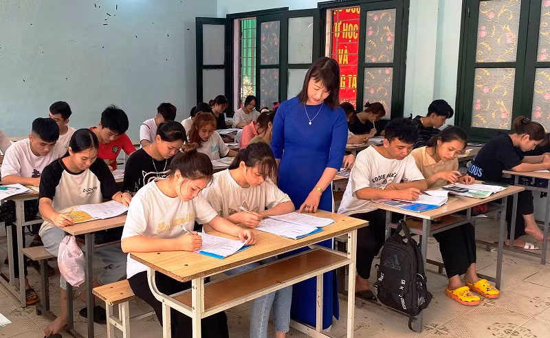 Cô Lê Thị Luyến, Trường THPT Quan Sơn ôn luyện môn Ngữ văn cho học sinh khối 12 của nhà trường.