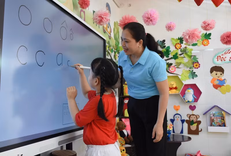 Trẻ lớp Lớn 2, Trường Mầm non Ngọc Lan làm quen với chữ cái thông qua các trò chơi, tương tác trên bảng thông minh.