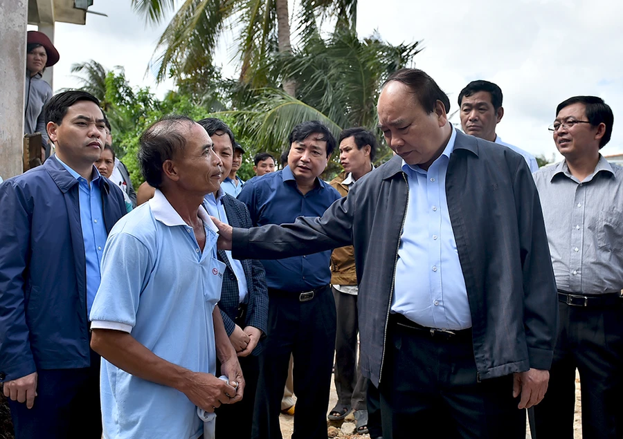 Thủ tướng thăm nhân dân vũng bị lũ và làm việc với lãnh đạo tỉnh Bình Định