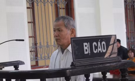 Linh an toi hiep dam tre em, ong 64 tuoi roi rang gia truoc toa - Anh 1