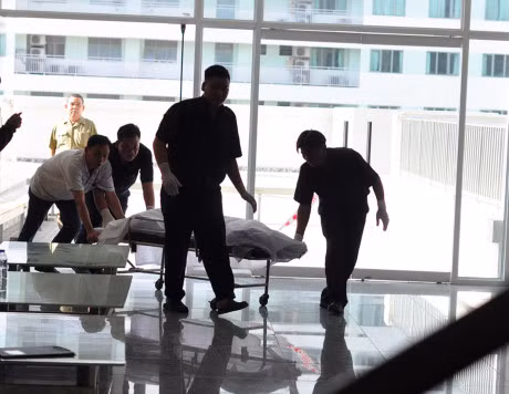 Cu ong 74 tuoi roi tu tang 10 xuong tang 3 benh vien - Anh 1