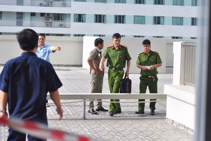 Cụ ông 74 tuổi rơi từ tầng 10 xuống tầng 3 bệnh viện