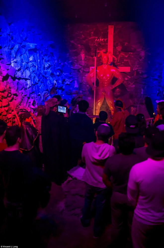 Các tín đồ di chuyển vào động và tiến tới bức tượng quỷ Satan. Họ cầu nguyện và thề trung thành với linh hồn của quỷ. "Nếu anh không giữ lời hứa với Satan, anh sẽ mất tất cả", một pháp sư nói với Alejandro Montes, một người tham dự lễ tế. Montes chia sẻ, anh rất sợ khi chứng kiến cảnh người ta giết dê, gà khi chúng vẫn còn sống. Tuy nhiên, khi mọi việc kết thúc, anh cảm thấy mạnh mẽ hơn. 1