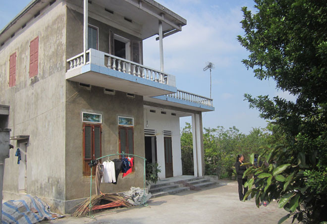 Ngôi nhà hai tầng do chính công sức của hai vợ chồng ông gây dựng nên. Ngôi nhà hai tầng do chính công sức của hai vợ chồng ông gây dựng nên.