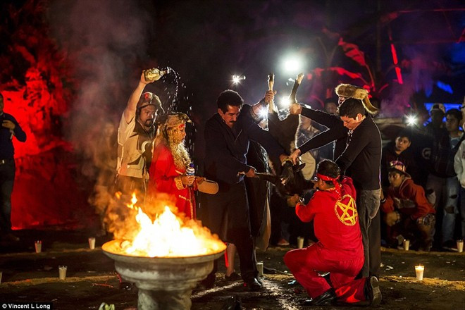 Những người đàn ông giết những con gà, dê rồi tưới máu của chúng vào những người tham gia. Chính quyền bang Veracruz cấm việc giết động vật trong lễ hội. Tuy nhiên, tại nhiều vùng nông thông xa xôi, hoạt động này vẫn diễn ra rộng rãi. 1