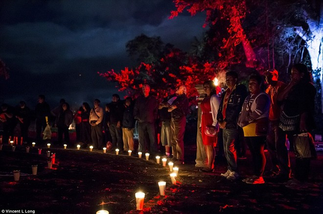 Hàng trăm người xếp thành vòng tròn lớn để hòa nhập vào bầu không khí lễ hội. 1
