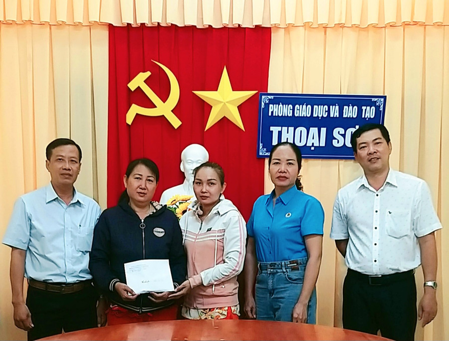 Đại diện lãnh đạo Phòng GD&ĐT Thoại Sơn, Ban Giám hiệu và Công đoàn trao hỗ trợ đến gia đình đồng nghiệp qua đời. Đại diện lãnh đạo Phòng GD&ĐT Thoại Sơn, Ban Giám hiệu và Công đoàn trao hỗ trợ đến gia đình đồng nghiệp qua đời.