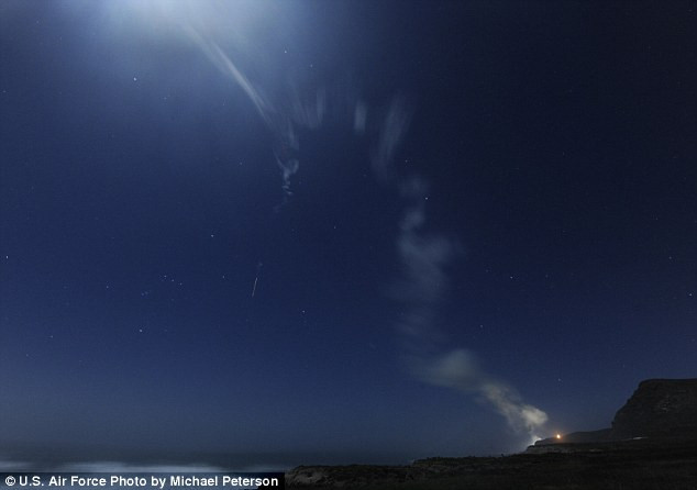 Thứ trưởng Quốc phòng Mỹ Robert Work cho rằng việc bắn thử tên lửa để khẳng định Washington vẫn có những vũ khí hạt nhân hiệu quả và hoạt động đáng tin cậy. Đó là dấu hiệu cho thấy Mỹ sẵn sàng sử dụng vũ khí hạt nhân để bảo vệ đất nước trong trường hợp cần thiết Thứ trưởng Quốc phòng Mỹ Robert Work cho rằng việc bắn thử tên lửa để khẳng định Washington vẫn có những vũ khí hạt nhân hiệu quả và hoạt động đáng tin cậy. Đó là dấu hiệu cho thấy Mỹ sẵn sàng sử dụng vũ khí hạt nhân để bảo vệ đất nước trong trường hợp cần thiết