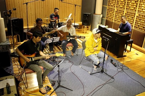 Sơn Tùng M-TP mặc quần rách tả tơi đi tập hát ảnh 4 Sơn Tùng M-TP mặc quần rách tả tơi đi tập hát - 4