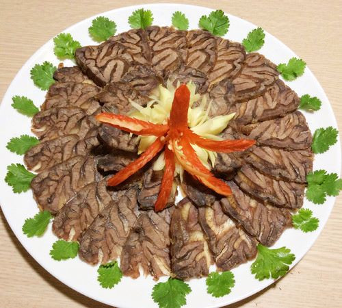 Khi thưởng thức bắp bò ngâm mắm có vị mặn, ngọt và chua dịu, gân bò giòn thích hợp làm món nhậu. me